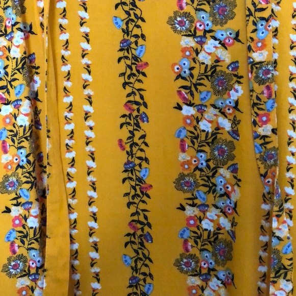 Floral cap sleeve shirt - Picture 2 of 3